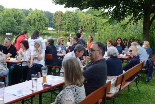 Die Mitglieder genossen den lauen Sommerabend am Fluss